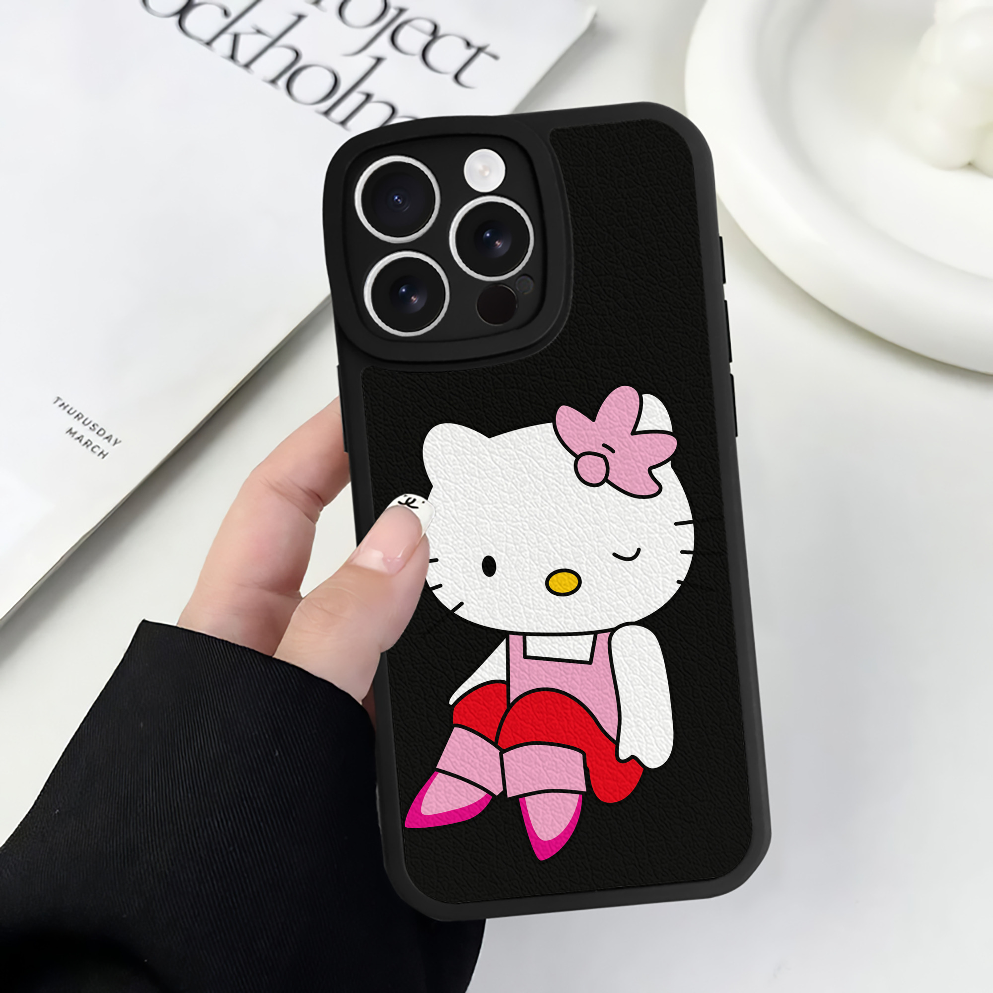 （画像用） Hello Kitty ハローキティ 【iPhone 16シリーズ対応】シリコンスマホケース（レザー調） 材質：シリコン